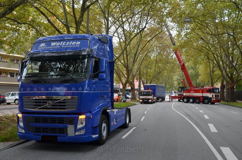 LKW verliert Auflieger Koeln Boltensternstr Pasteurstr P2002.JPG